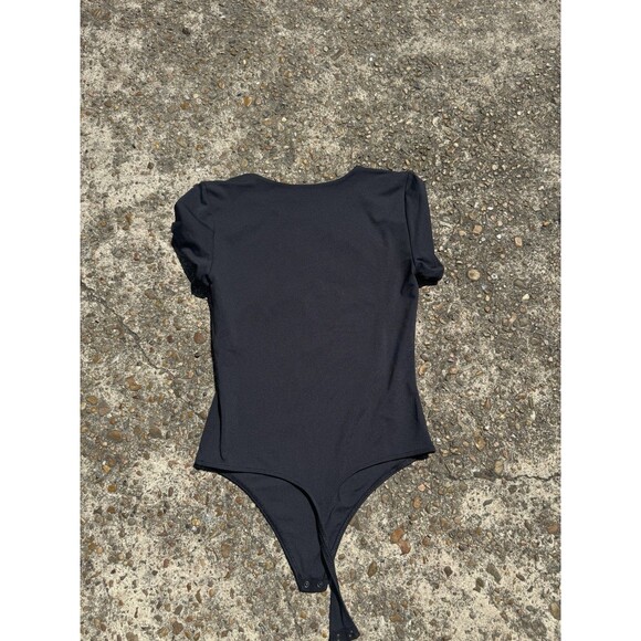 Aritzia Babaton Contour Short Sleeve Crew Neck Black Body Suit Size Large NICE - Picture 3 of 3